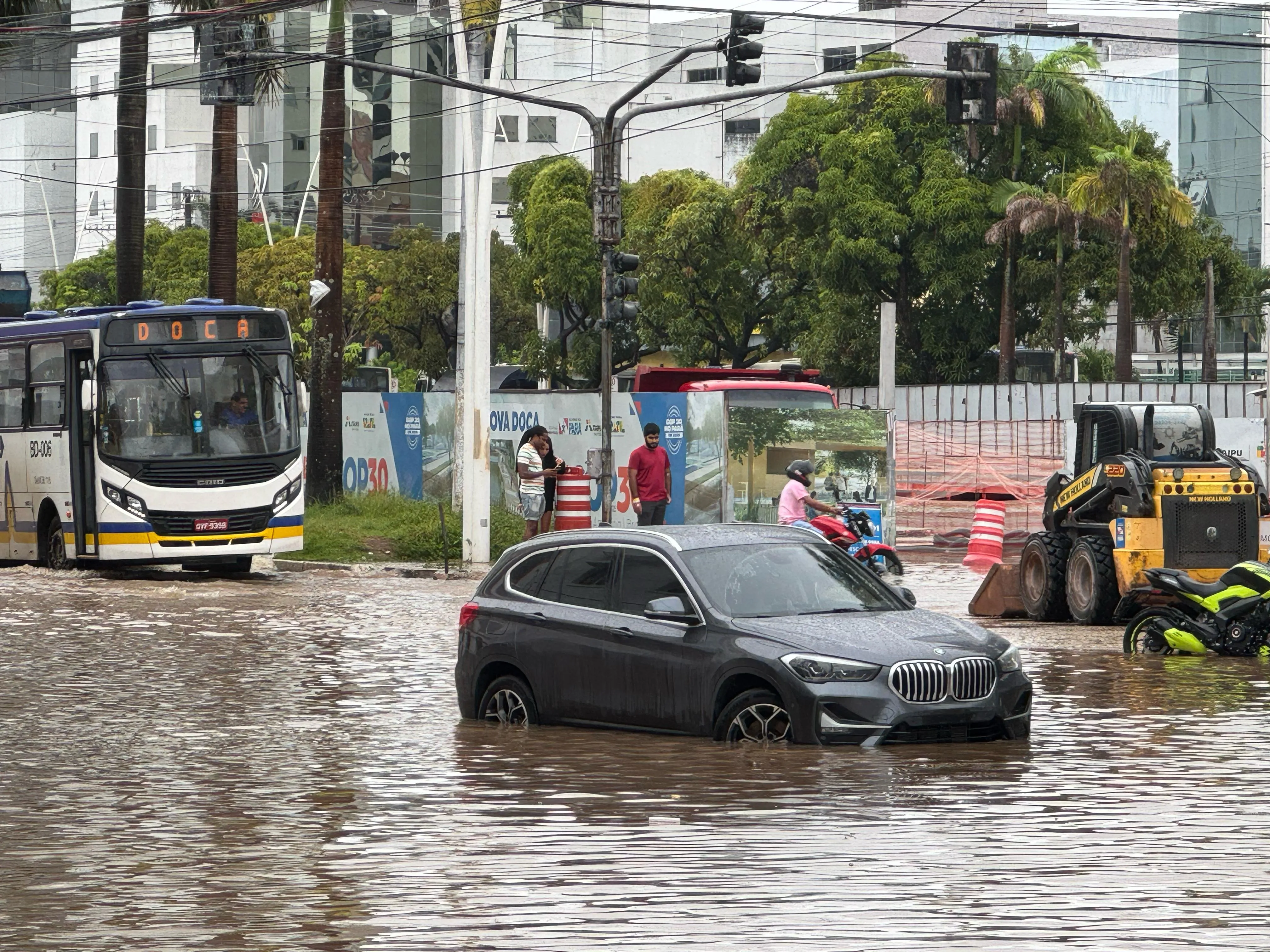 Maré alta vem causnado enormes transtornos em Belém