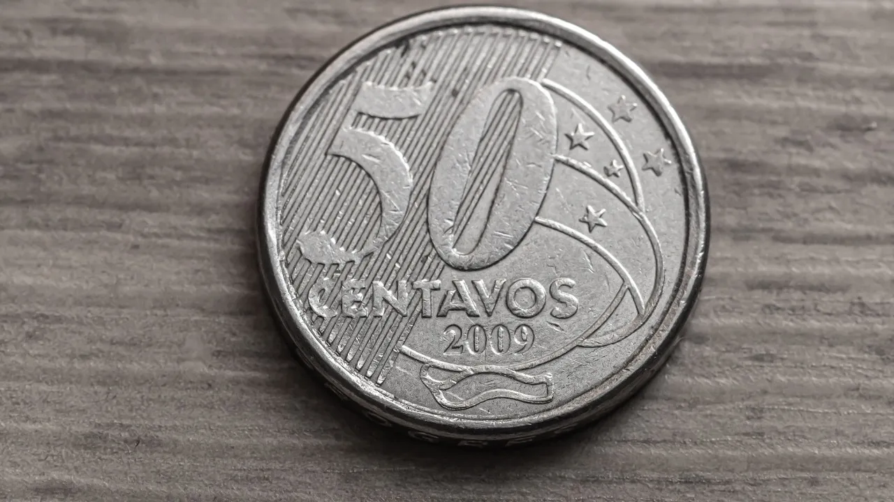 O erro mais valorizado na moeda de 50 centavos de 2002 é o reverso horizontal para a esquerda.