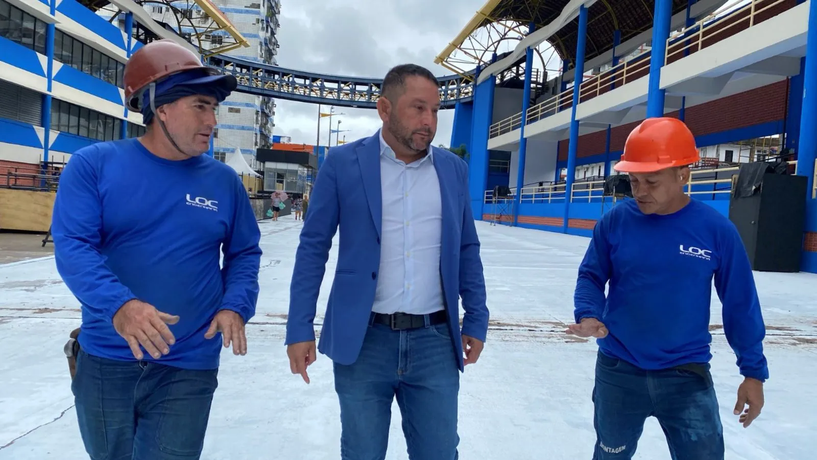 O secretário municipal de Esporte e Lazer, Gleisson Oliveira, vistoriou a obra e conversou com operários, que trabalham na reforma da Aldeia Cabana