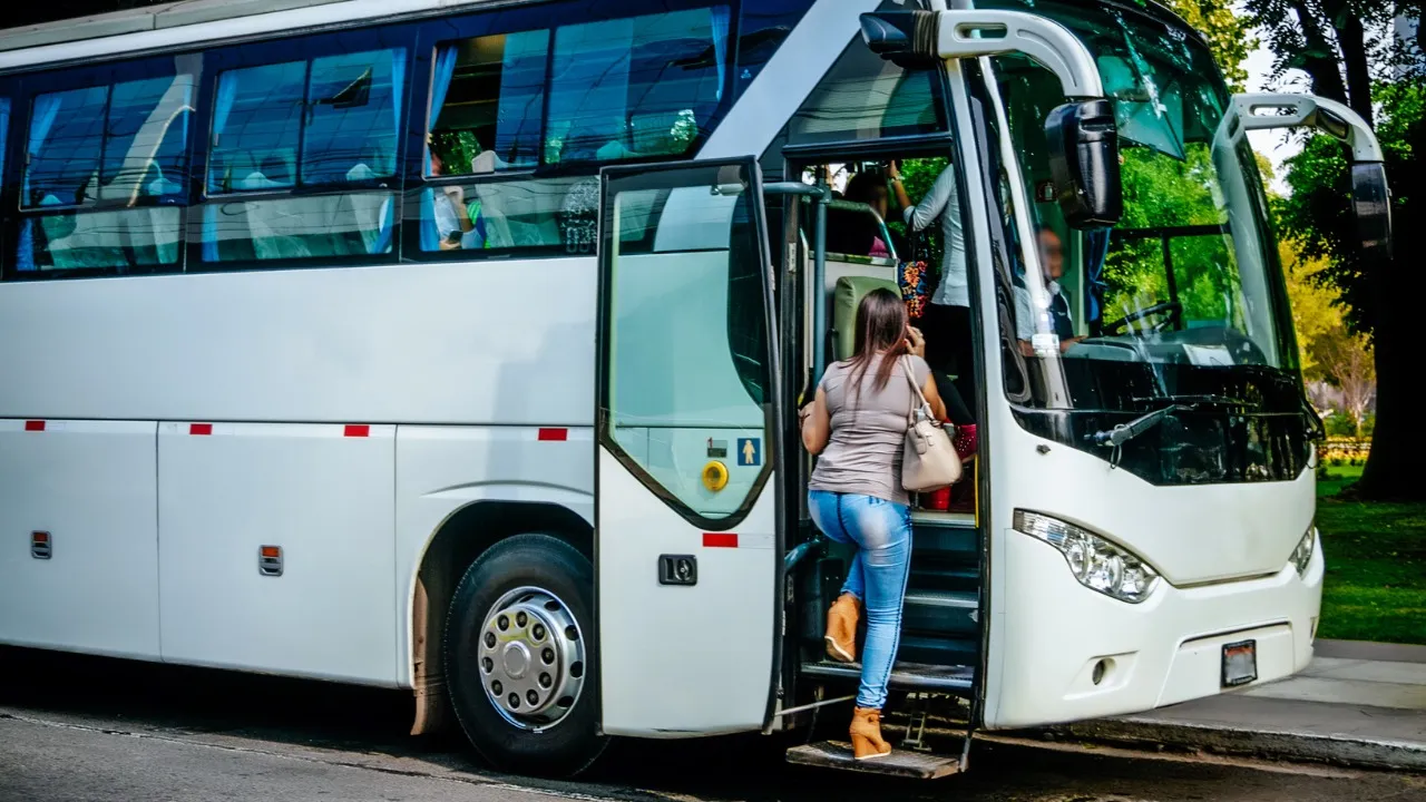 O principal objetivo é garantir a proteção dos direitos dos trabalhadores, equilibrando as necessidades operacionais das empresas.