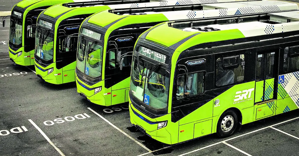 Os ônibus elétricos possuem tecnologia sustentável, com zero emissão de gases poluentes, ar-condicionado e Wi-Fi