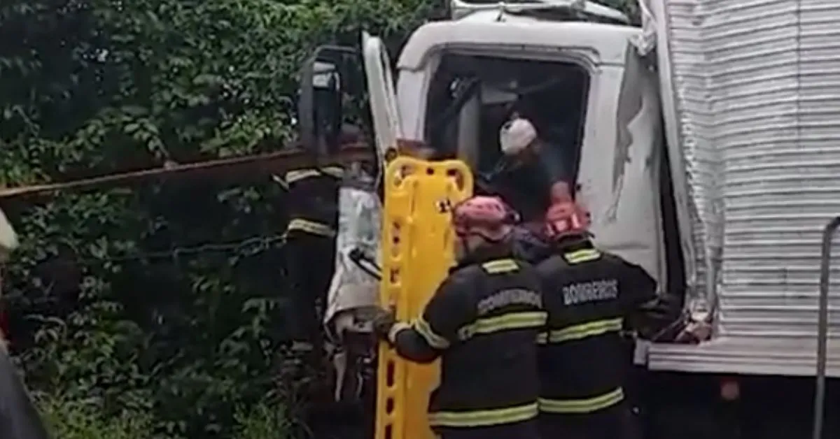 Imagem ilustrativa da notícia: Imagens fortes! Caminhões colidem na rodovia Alça Viária