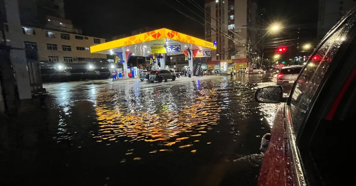 Cruzamento entre Mundurucus e Alcindo Cacela virou um rio após as chuvas do final da tarde desta sexta-feira (17)