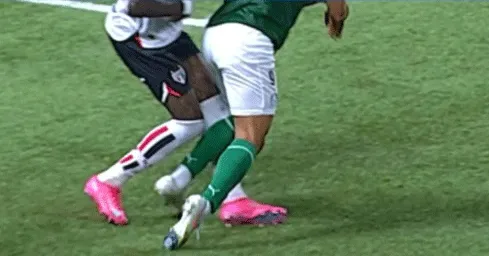 Detalhe do pênalti marcado para o Palmeiras na semifinal do Paulistão contra o São Paulo.