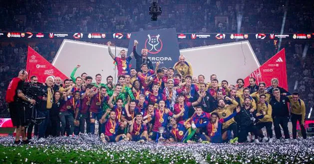 Jogadores do Barcelona comemoram a conquista da Supercopa da Espanha com direito a goleada sobre o maior rival.