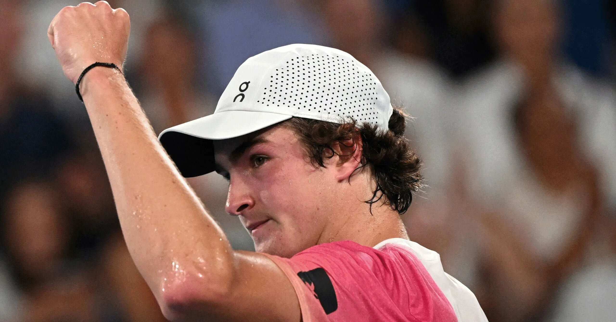 João Fonseca fez história ao derrotar 9° do mundo em estreia no Australian Open.