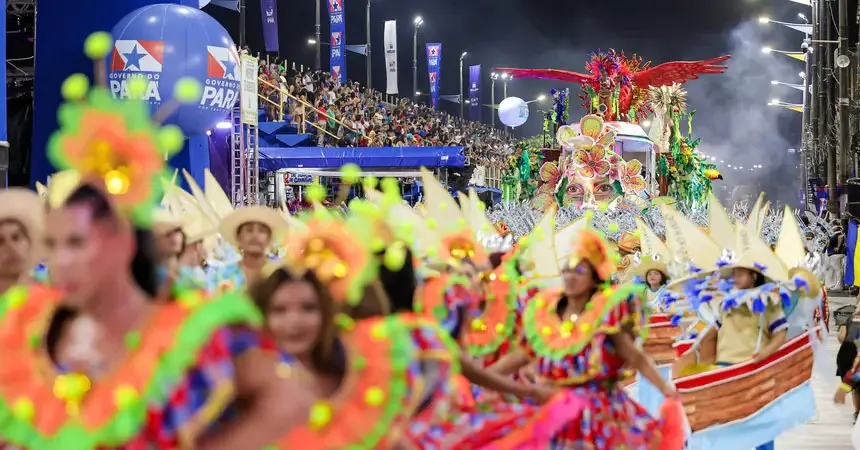 As apresentação iniciam às 21h, com cinco escolas desfilando ao longo da noite.