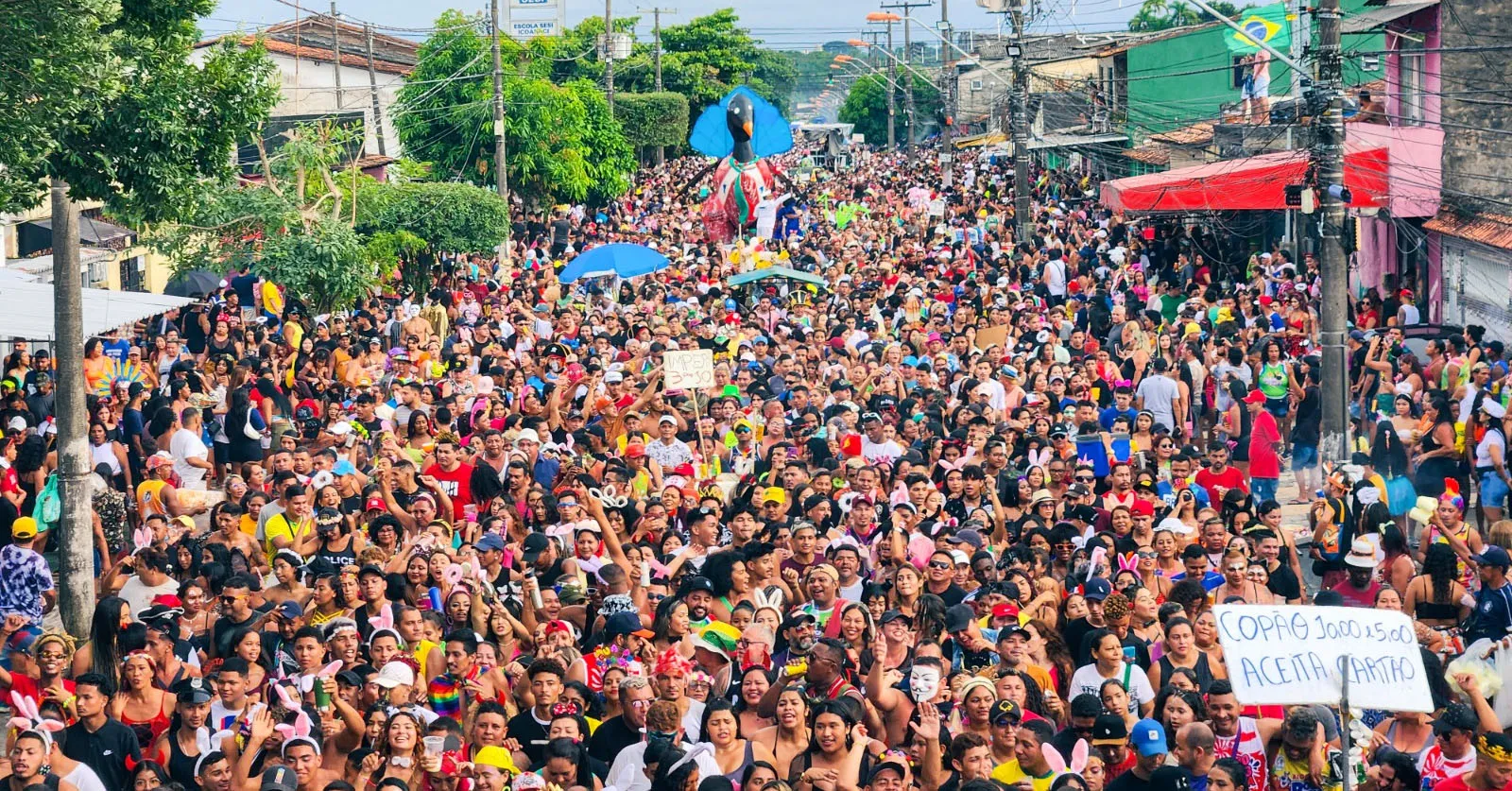 Golpe do beijo distrai a vítima para furtá-la durante os bloquinhos de Carnaval.