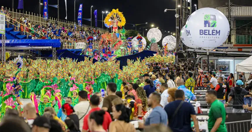 Os desfiles na Aldeia Cabana segue na noite deste sábado (15).