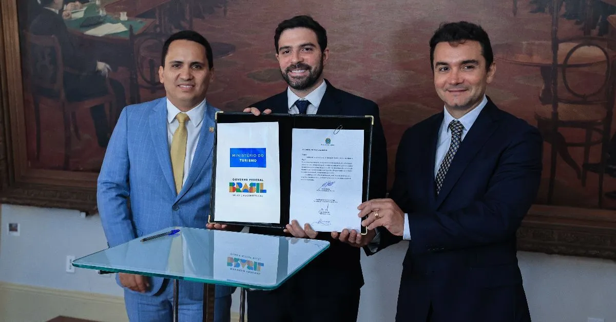 O prefeito Igor Normando, o vice-prefeito Cássio Andrade e o ministro do Turismo, Celso Sabino, assinaram convênio para a construção de monumento em homenagem à COP-30