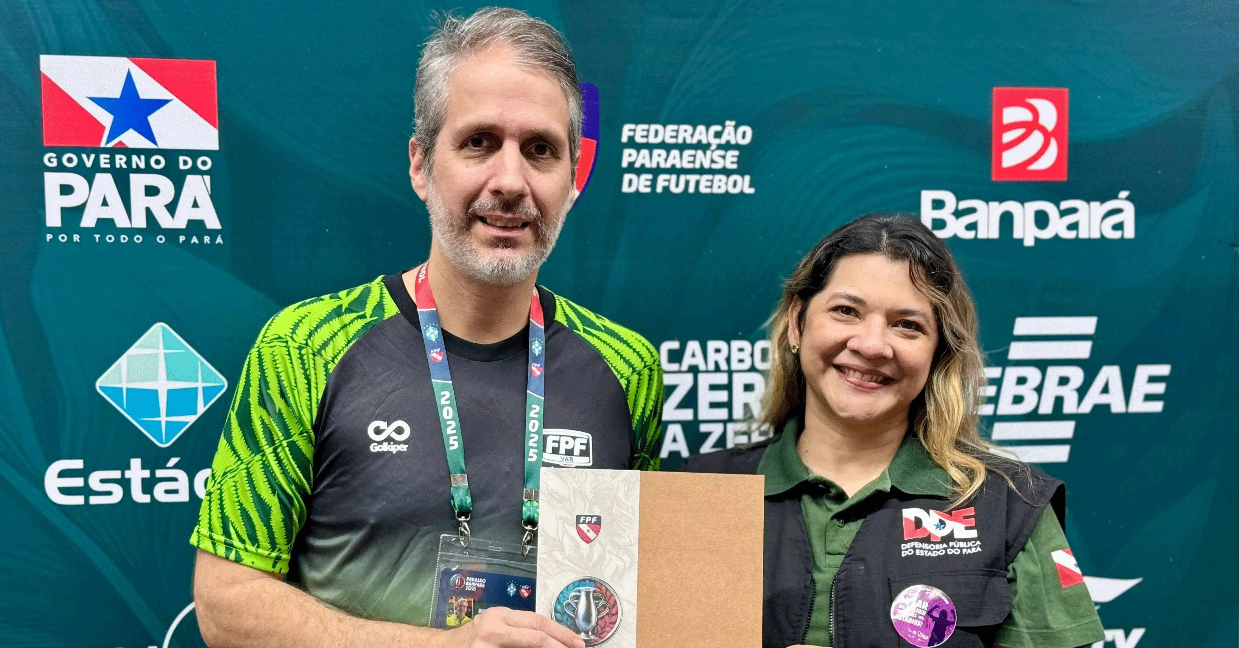 O presidente da FPF, Ricardo Gluck Paul, e a defensora pública-geral, Mônica Belém, durante assinatura da parceria em prol da inclusão nos estádios paraenses.