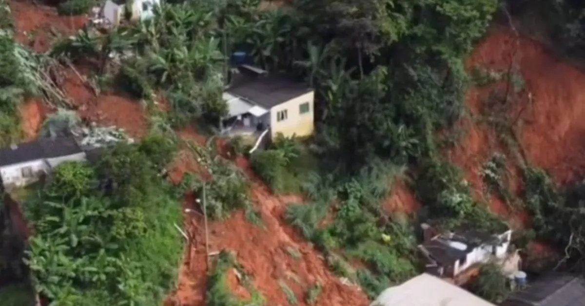 Temporal que atingiu o interior de Minas Gerais na madrugada deste domingo (12) provocou mortes, desaparecimentos e deixou pessoas desabrigadas