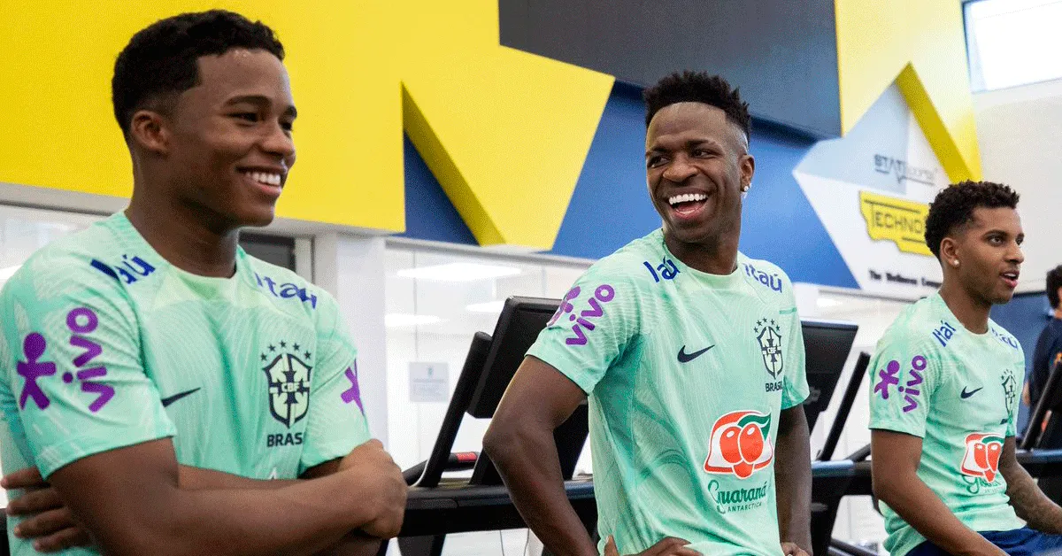 Endrick, Vini Jr e Rodrigo durante treino físico na Seleção Brasileira.