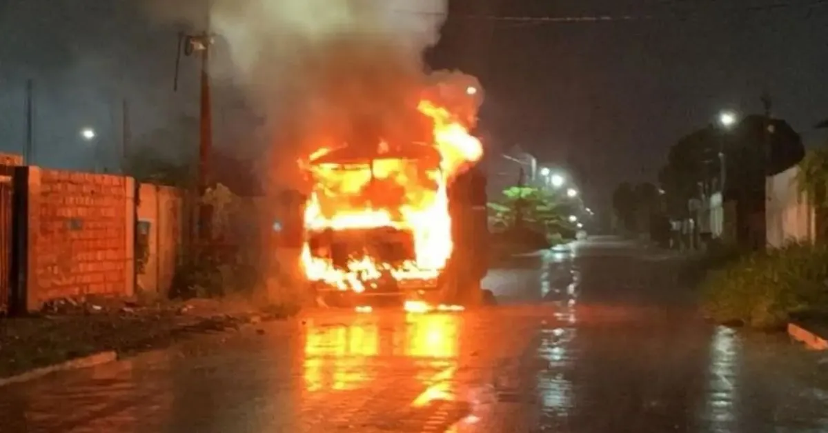 Desde segunda-feira (13), cerca de 20 ônibus, incluindo veículos escolares, foram incendiados por pessoas ligadas a grupos criminosos, segundo a PMRO.