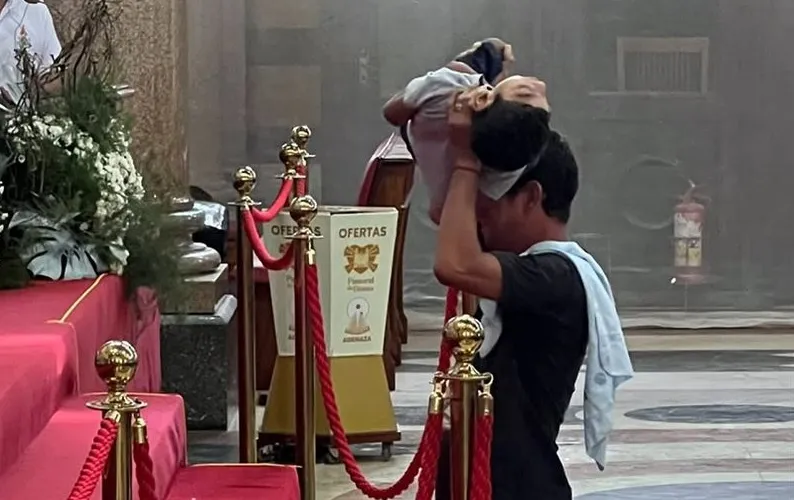 Foto de pai erguendo o filho aos pés do altar da Basílica de Nazaré viraliza.