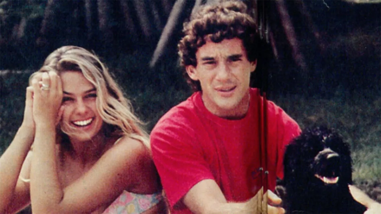 Adriane Galisteu publiciou uma foto do período em que namorou com Ayrton Senna, que completaria hoje 65 anos.