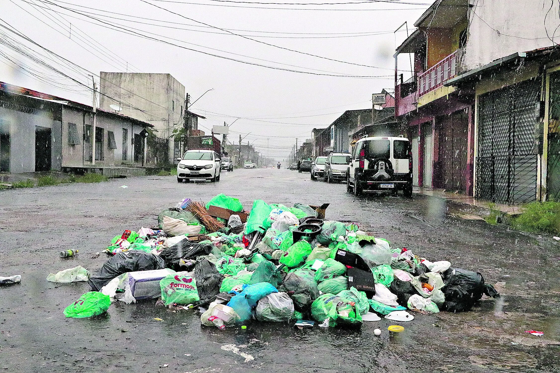 Moradores sofrem com problemas provocados pelo acúmulo de lixo e sem saber quando a sujeira será recolhida