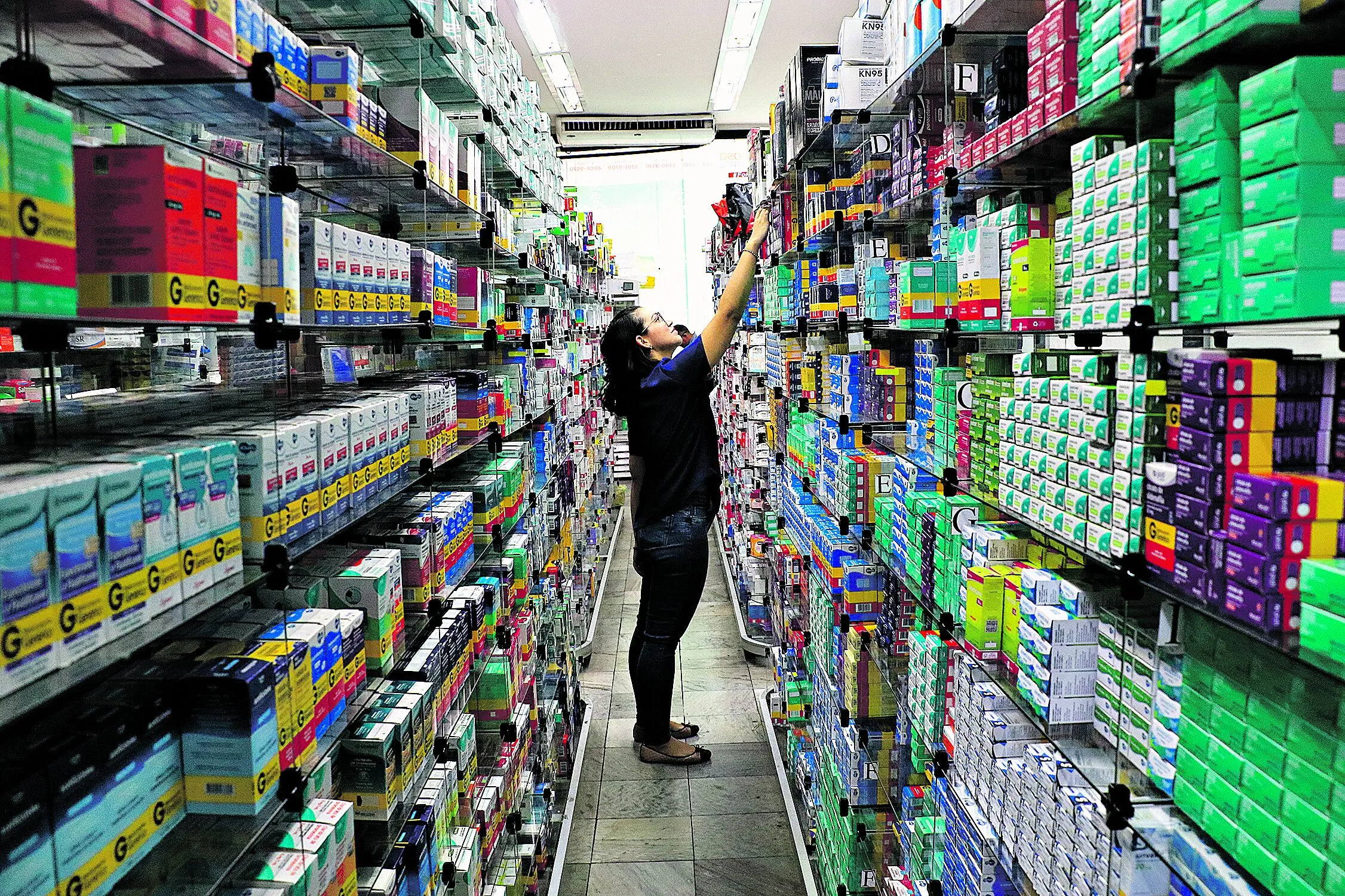 Consumidor pode tirar suas dúvidas sobre os tipos de medicamentos e diferenças.