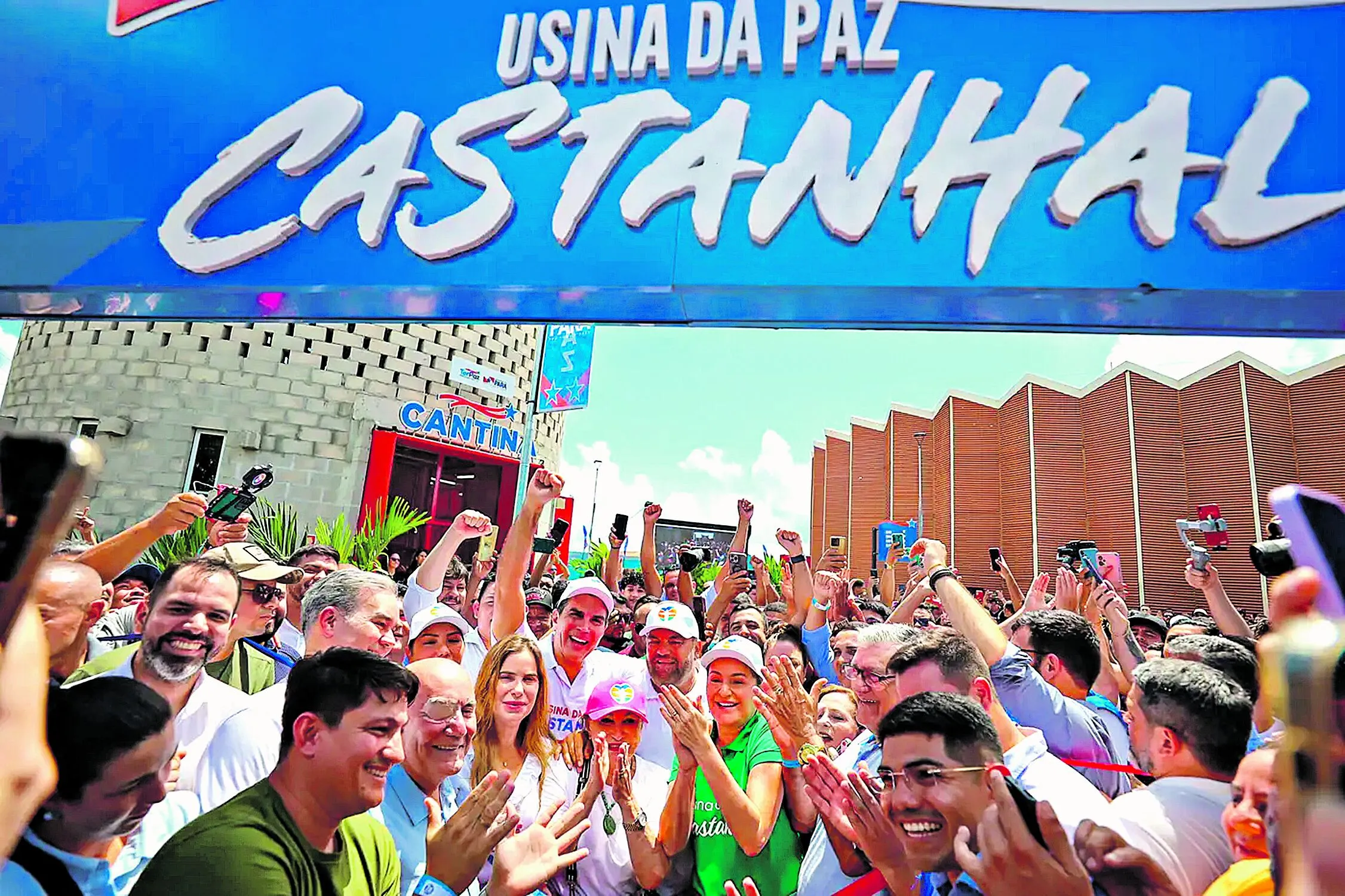 O governador Helder Barbalho e demais autoridades durante a entrega da Usina da Paz para os moradores da cidade de Castanhal