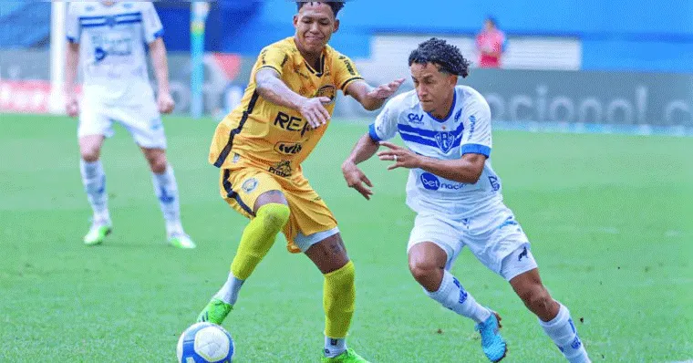 Juninho enfrenta as mesmas dificuldades que outros jogadores locais sempre enfrentaram na busca por espaço nos grandes clubes do futebol paraense.