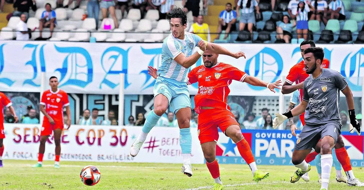 Nicolas disputa jogada durante vitória do Paysandu sobre o Capitão Poço, pela primeira rodada do Parazão 2025.