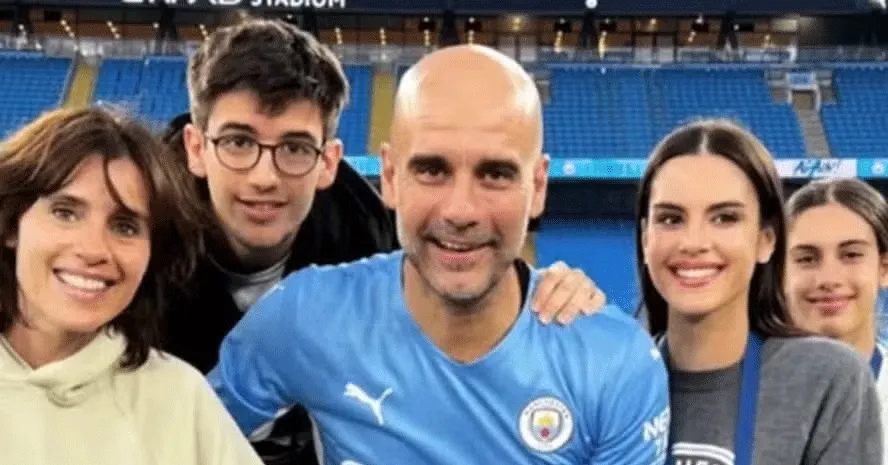 Pep Guardiola e Cristina Serra ao lado dos três filhos do casal.