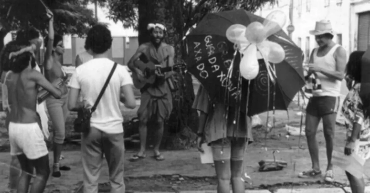 O bloco surgiu nos anos 80 e originalmente reunia artistas, músicos, escritores e jornalistas da capital paraense