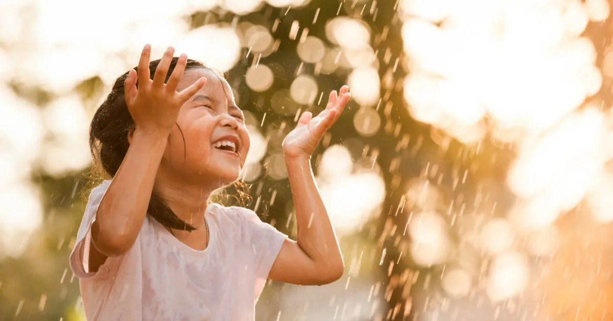 Entenda se a prática de tomar banho de chuva está ligada a doenças como gripes ou resfriados.