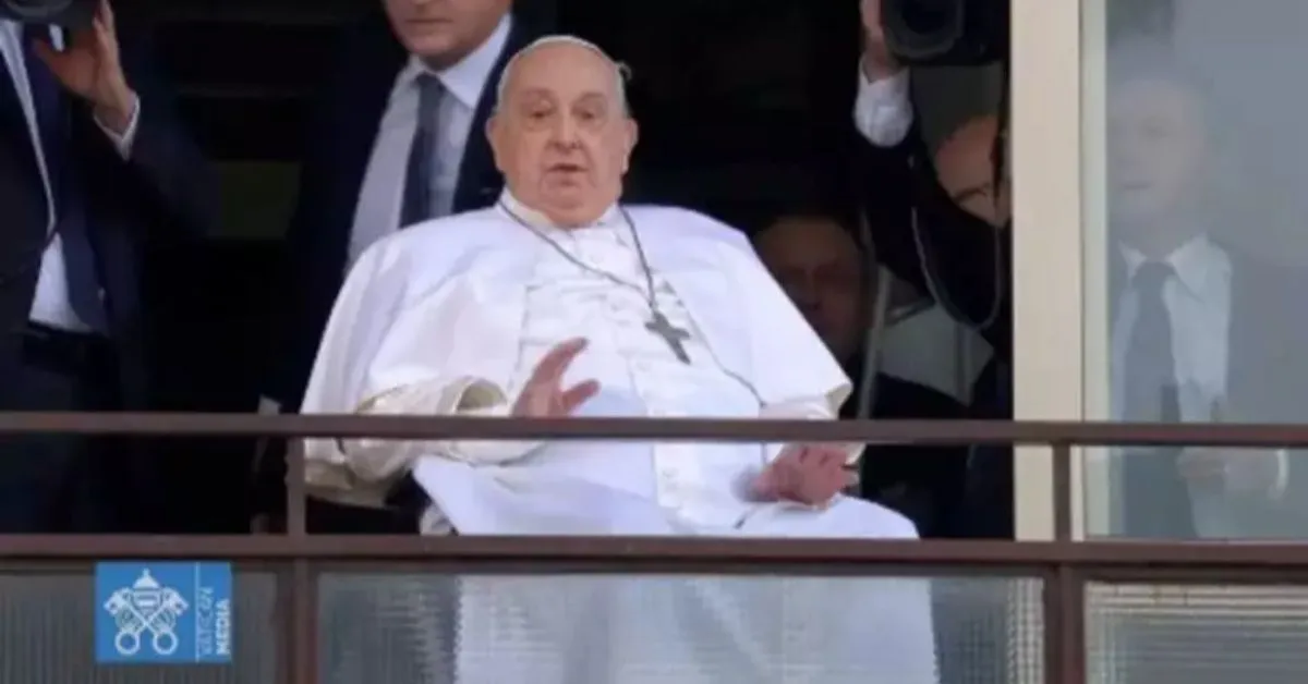 O Papa Francisco recebeu alta neste domingo (23) e acenou para os fiéis.