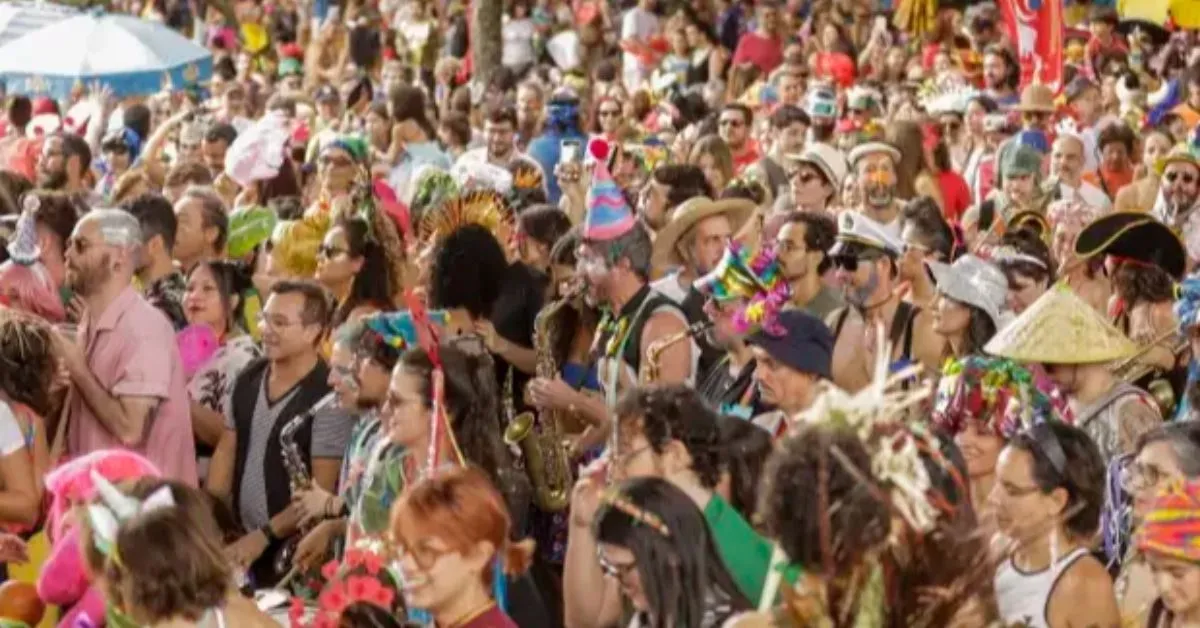 Fundado pelo músico Emerson Boy, que cantava no trio elétrico, o Jegue tem a tradição de criar marchinhas com temas políticos.