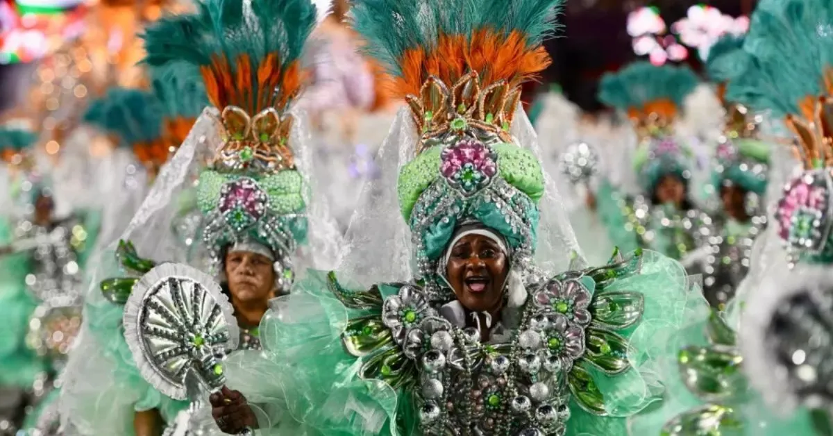 Liesa nega erro nas notas do Carnaval 2025 e fala sobre 'erros de digitação'. Grande Rio contesta resultado e busca esclarecimentos.