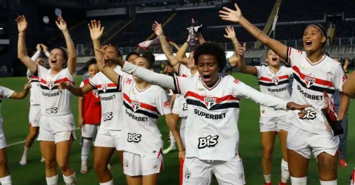Robinha converteu o último pênalti que sagrou o São Paulo campeão.