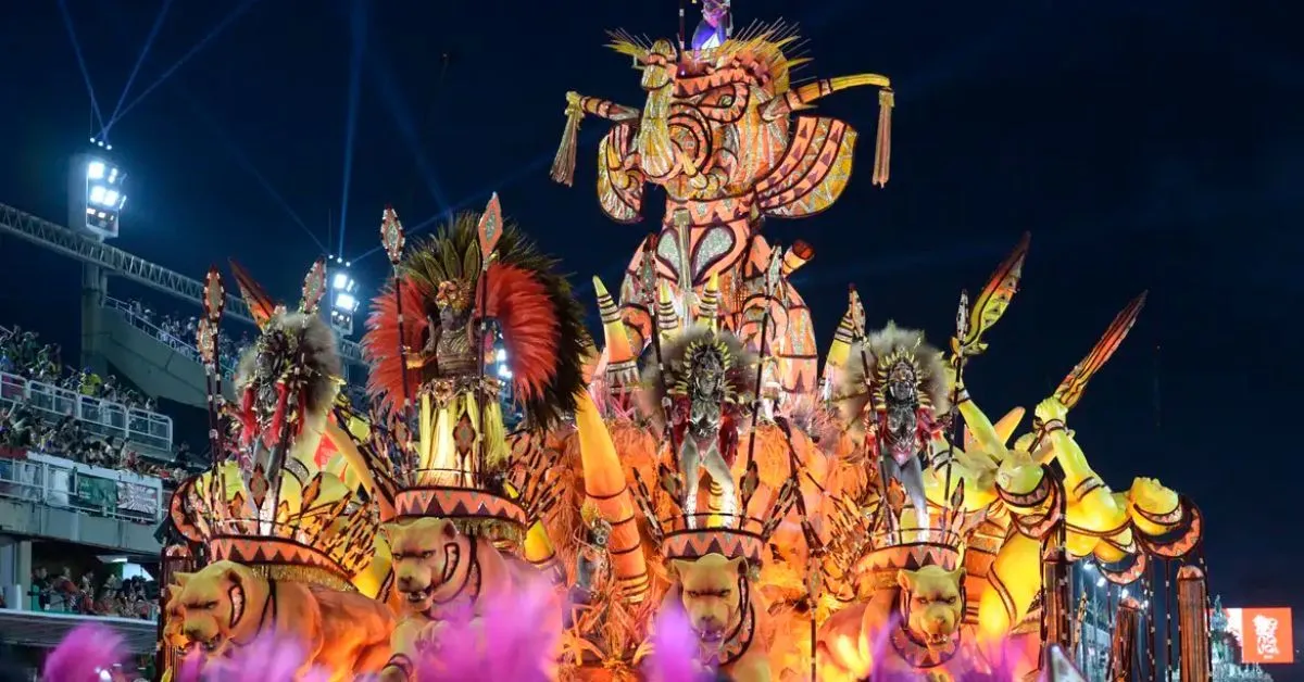 A novidade este ano é o aumento no tempo de apresentações das escolas de samba.