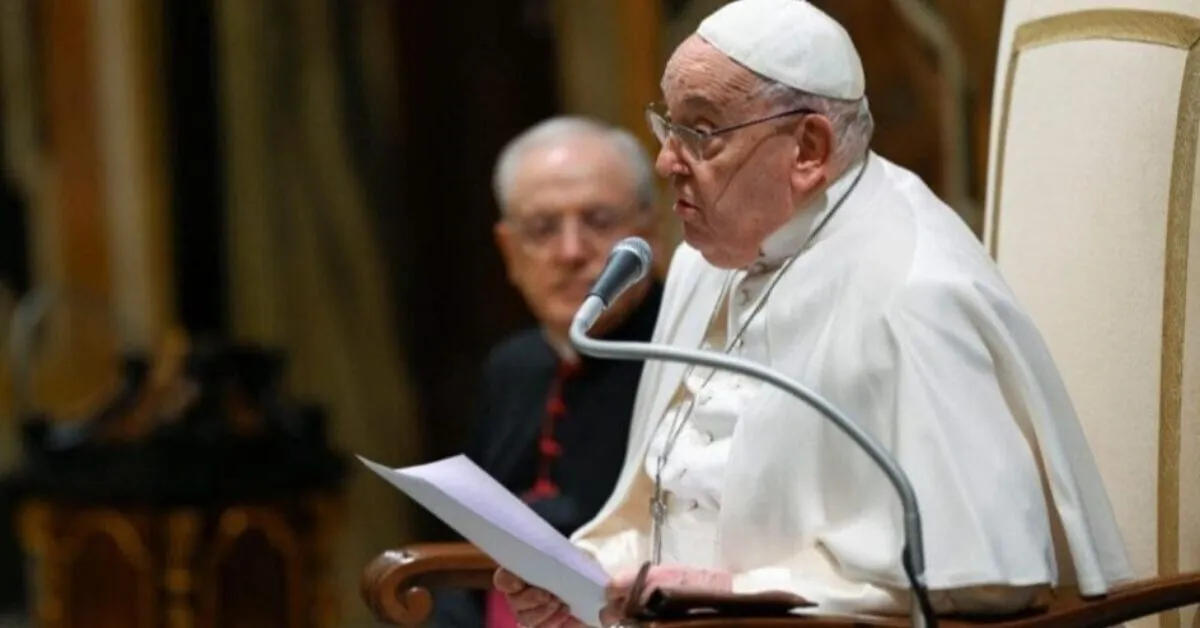 Aos 88 anos de idade, Papa Francisco está internado há cinco dias no Gemelli, em Roma, para tratar o que inicialmente começou com uma bronquite.