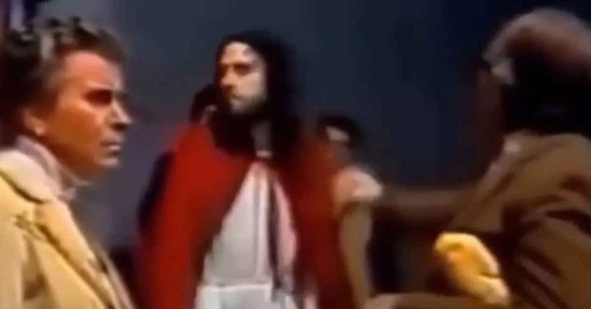 Um pastor acusou Inri Cristo de ser um "falso profeta" e caiu na porrada com ele ao vivo.