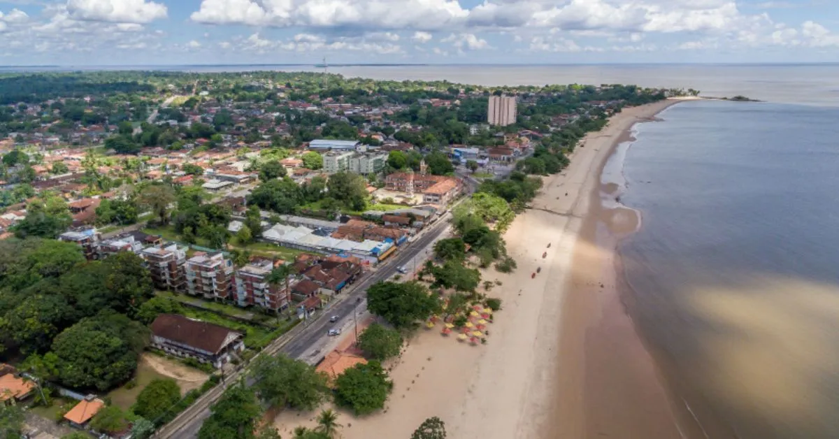 A ilha de Mosqueiro acompanhou o processo de formação de Belém, iniciando como um local de lazer para estrangeiros, até se tornar um espaço onde os moradores convivem com o turismo nas praias e o clima do lugar.