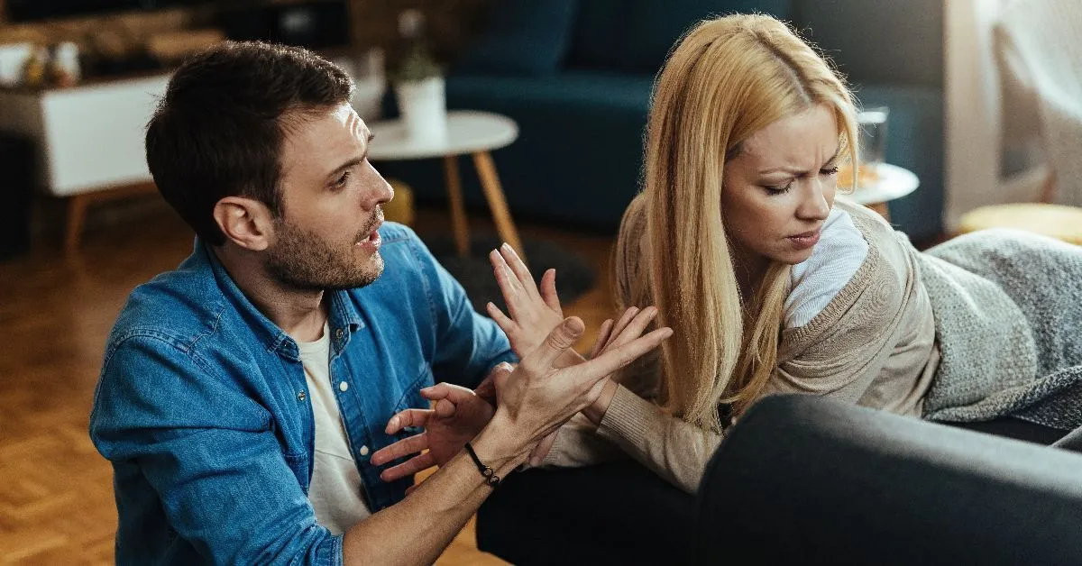 A expressão muito conhecida é marcada por uma relação de brigas e reconciliações e usada para descrever um relacionamento onde amor e ódio se encontram.