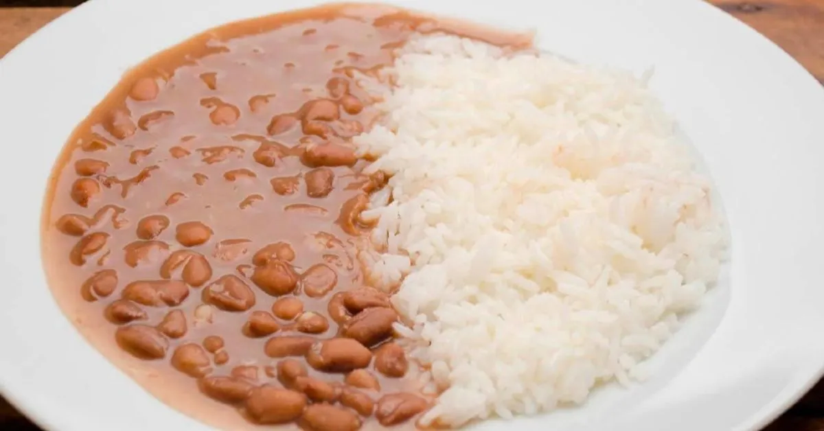 Descubra como duplas dinâmicas como arroz com feijão e pão com ovo podem equilibrar sua alimentação e trazer benefícios à saúde.