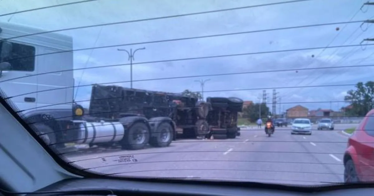 Carreta tombou em mesma curva com carga de tomates foi espalhada no ano passado após sinistro semelhante