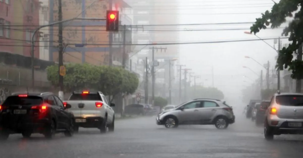 A redução da velocidade é uma das principais recomendações para garantir a segurança no trânsito durante chuvas intensas.