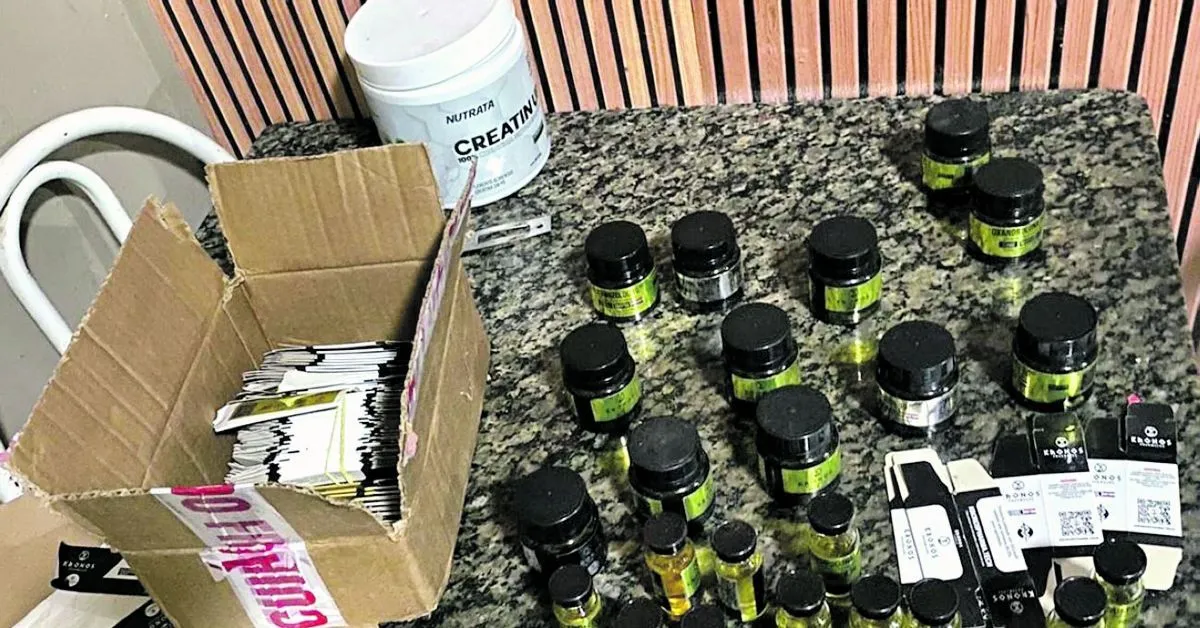 Policiais civis encontraram nas casas dos suspeitos, a substância dos anabolizantes, embalagens e adesivos que faziam parte da comercialização ilícita do produto. Quatro pessoas foram presas.