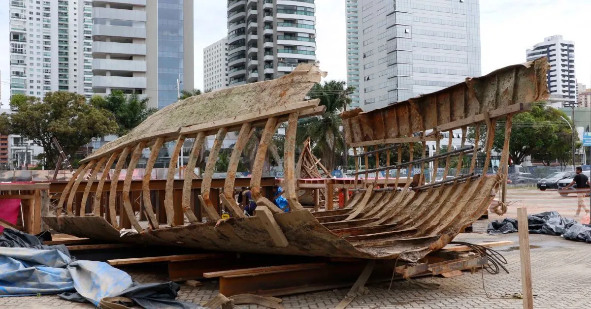 Os trabalhos de limpeza, reconstrução e avaliação histórica da embarcação durarão sete meses. Peça será exposta no Porto Futuro.