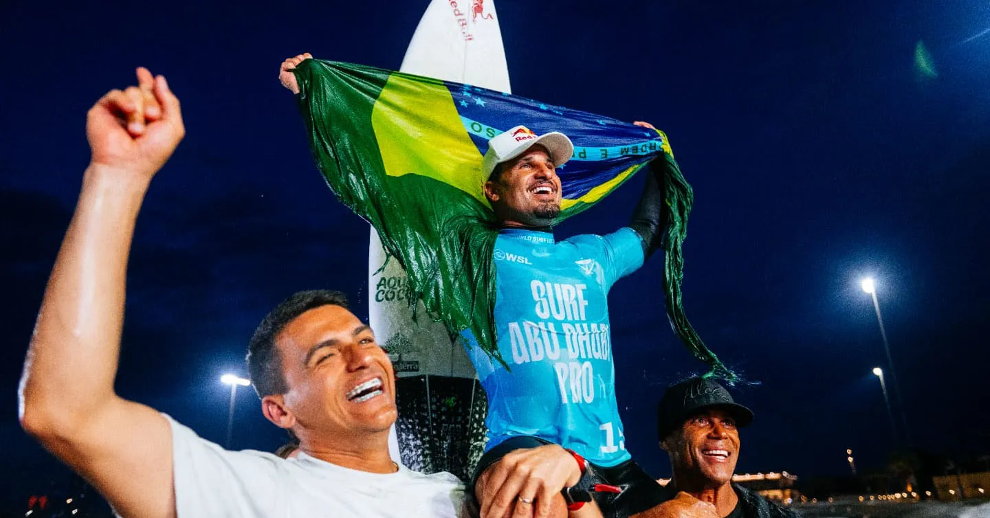 Italo Ferreira assume o topo do ranking mundial de surfe.