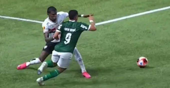 Imagem mostra Vitor Roque (Palmeiras) caindo antes do contato com Arboleda (São Paulo).