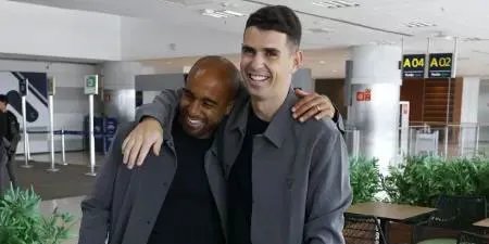 Lucas e Oscar, atletas do São Paulo, no momento do embarque da equipe rumo aos Estados Unidos.