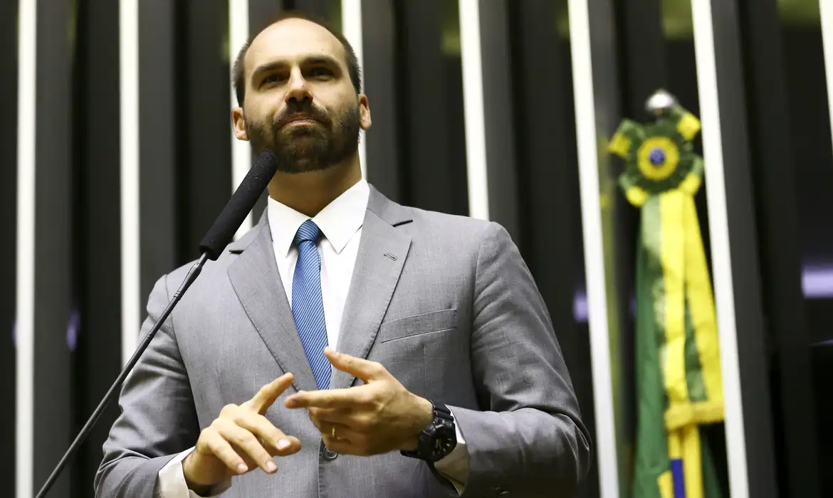 Deputado Federal Eduardo Bolsonaro pode ter o passaporte apreendido. PGR analisa pedidos.