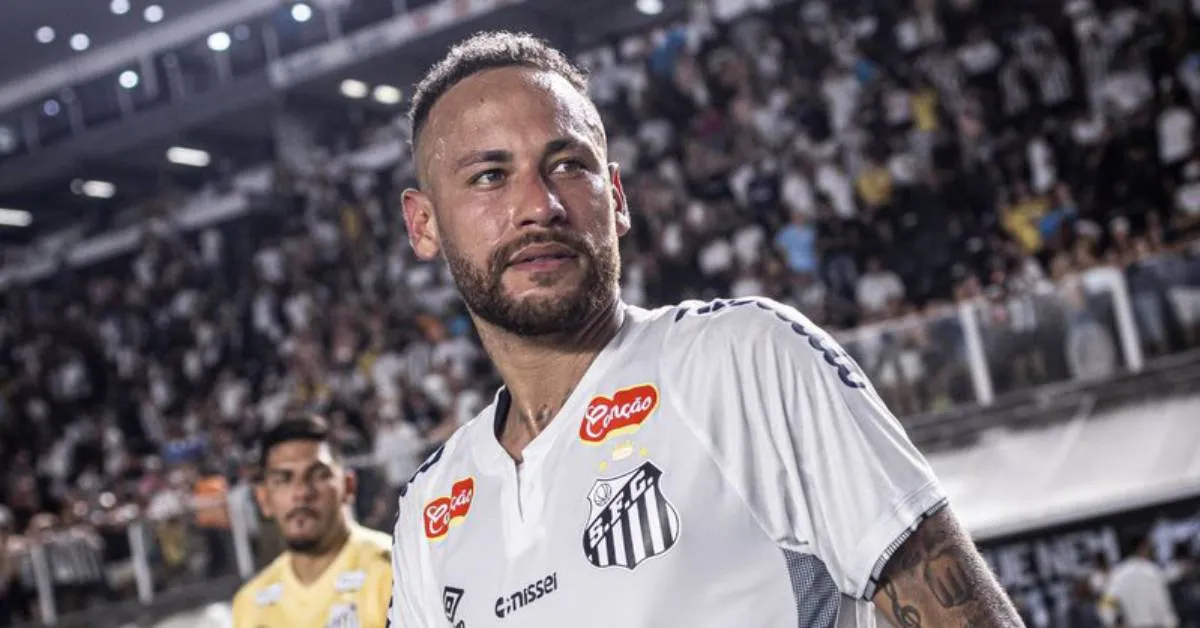 De volta ao Santos, Neymar criticou a "moda" dos gramados sintéticos no futebol brasileiro.