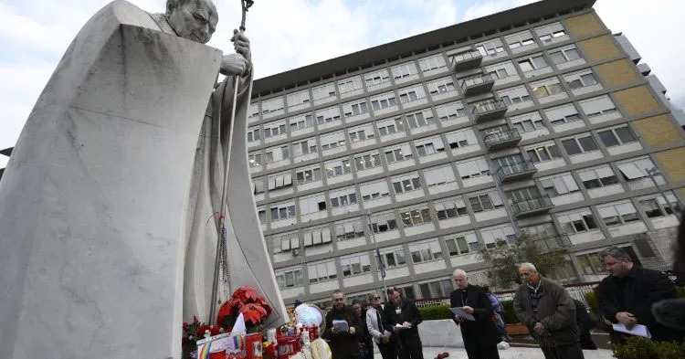 Fiéis se reúnem para orar pela saúde do papa Francisco.