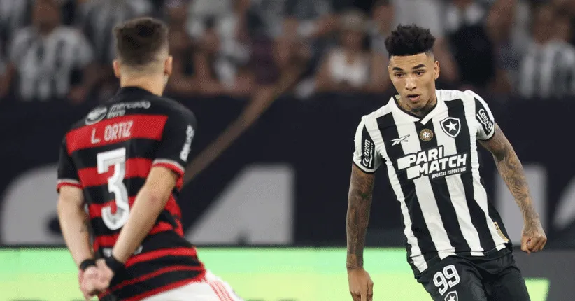 Igor Jesus, atacante do Botafogo, enfrenta a marcação do zagueiro Léo Ortiz, do Flamengo.