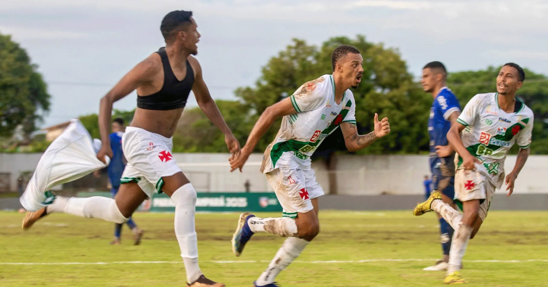 Alex Silva comemora gol de empate contra o Independente, em Tucuruí.